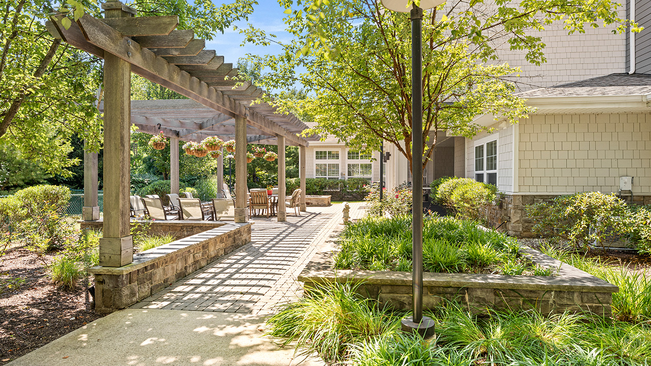 The outdoor patio at Heatherwood