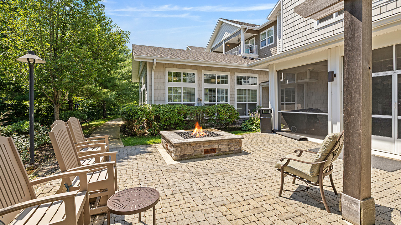 The outdoor patio at Heatherwood